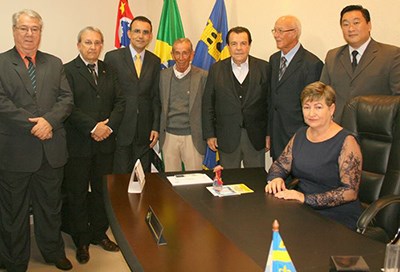 Vereadores e prefeito com homenageados. FOTO Henrique Perama