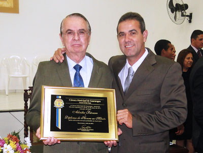 O homenageado Pr. Alcides Fávaro com o Presidente da Câmara e autor do projeto Genival Fonseca