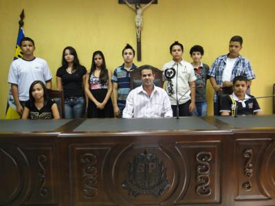Presidente da Câmara de Guararapes-SP, Genival Fonseca (PDT), ao centro, com os Vereadores Jovens eleitos.FOTO: Henrique Sugano Perama.