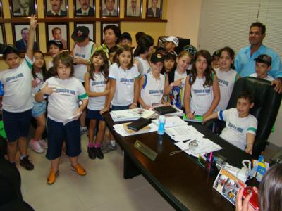 Alunos da Associação de Ensino Guararapes recebidos Câmara pelo Presidente Genival Fonseca (PDT). FOTO: Henrique Sugano Perama.