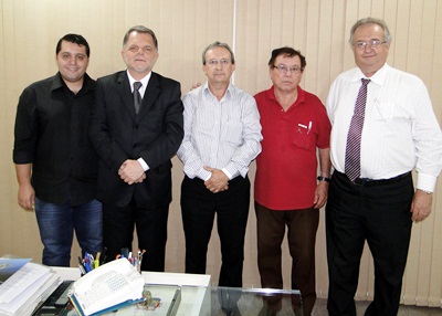 Deputado Marcos Bragato com os vereadores Thiago Lazarin, João Chica, Roberto de Mello e o assessor jurídico Luiz Carlos Braga.
