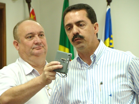Deputado eleito Itamar Borges (PMDB), na Câmara Municipal de Guararapes/SP, e o radialista Tony Simões (Rádio Difusora, Guararapes).