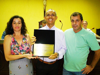 Os homenageados Donizeti e esposa Toninha, com o vereador Esquerda (PSDB), autor da homenagem. FOTO: Henrique Sugano Perama