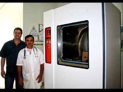 Vereador Celinho (PT) e Marcelo Cosmai, provedor da Santa Casa de Guararapes-SP, com o novo aparelho de esterilização.