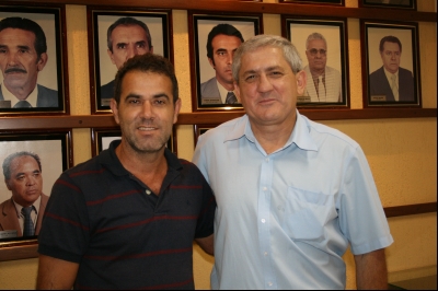 Presidente Genival Fonseca e Moacir Bassan, gerente da CAIXA de Guararapes-SP
